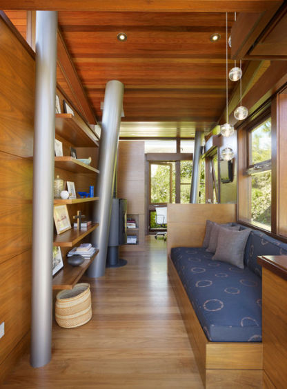 treehouse-interior-sofa-shelves