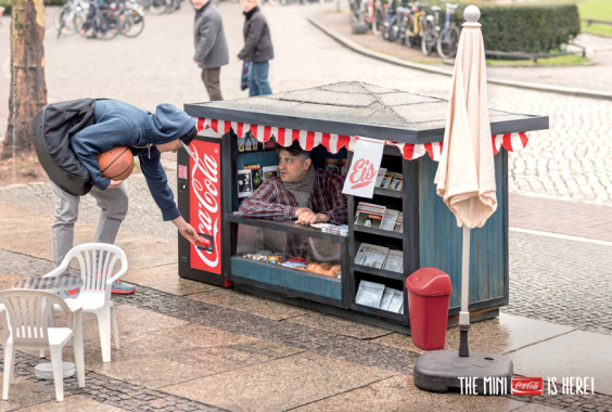 coca-cola-mini-kiosk-mini-cans-designboom01