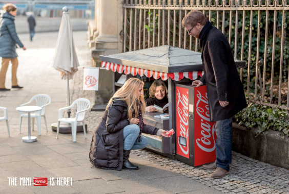 coca-cola-mini-kiosk-mini-cans-designboom03