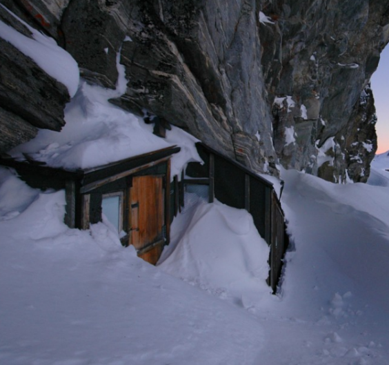 Fieldfare-cabin-winter-600x563